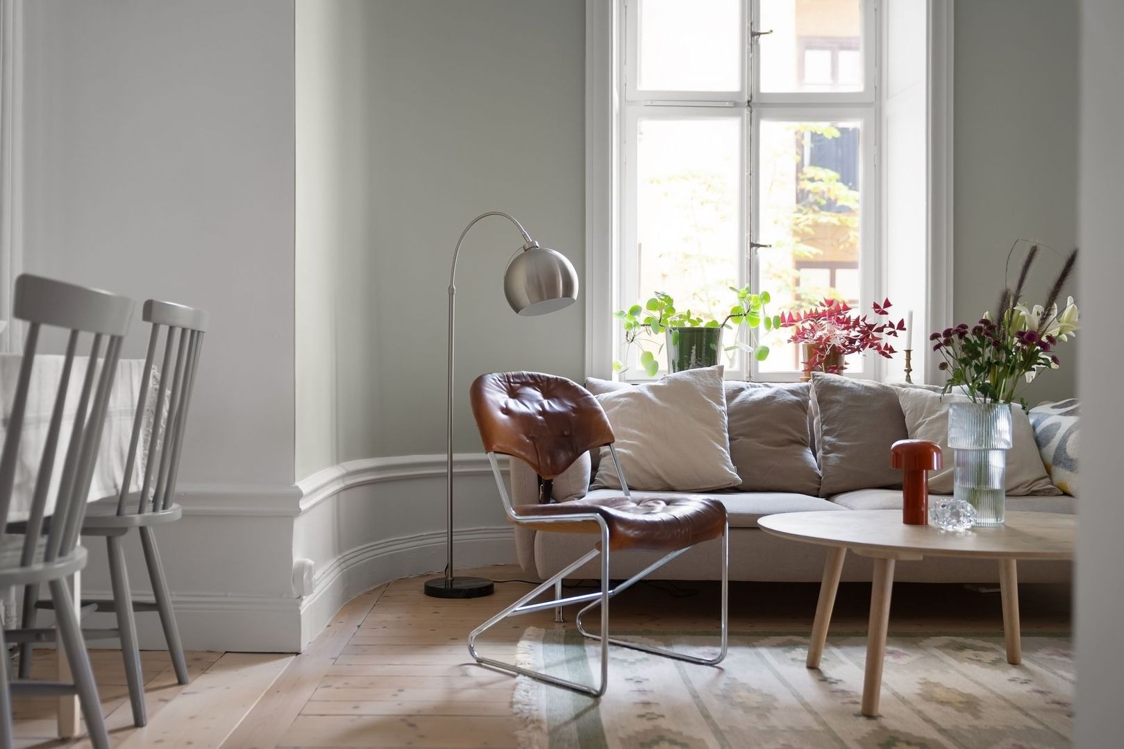Lyst nordisk stueinteriør med store vinduer og lavt dagslys